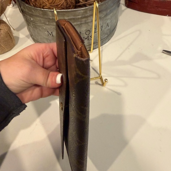 Louis Vuitton Classic Monogram Wallet. - Picture 10 of 13